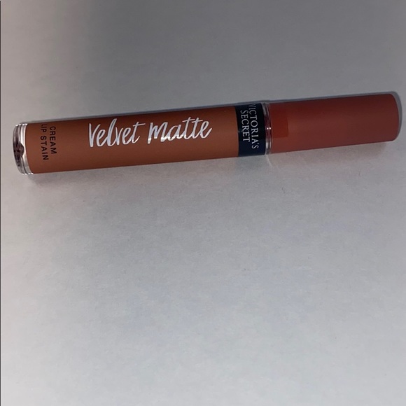 Victoria's Secret Velvet Matte in Perfection - Picture 1 of 2